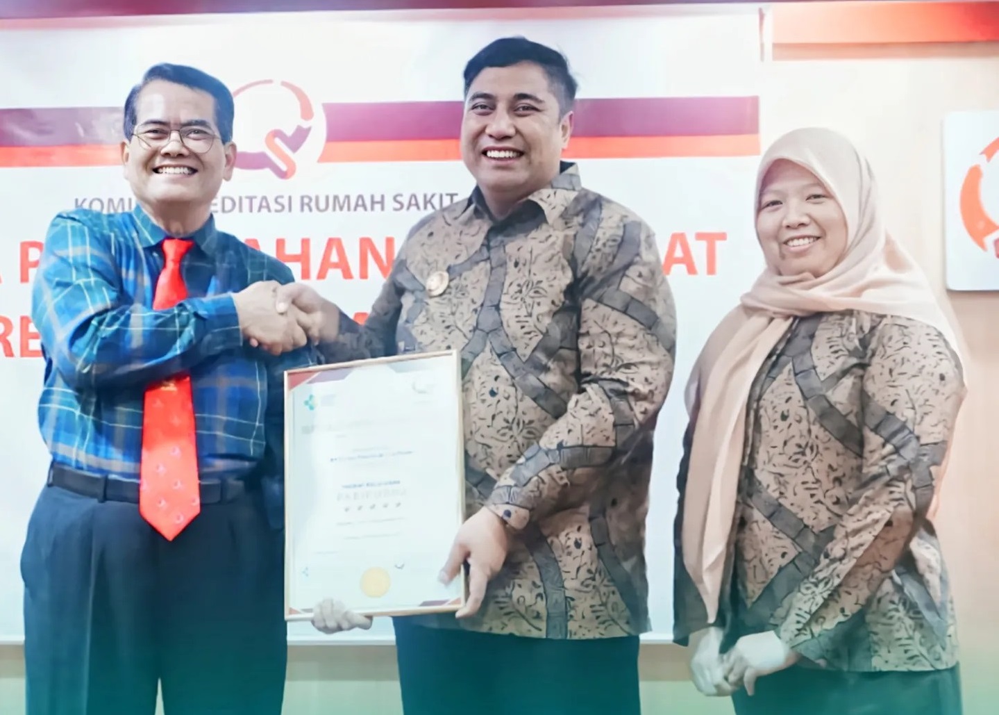 Bupati Maros Menerima Sertifikat Akreditasi Paripurna untuk RSUD La Palaloi Maros. (Ist)