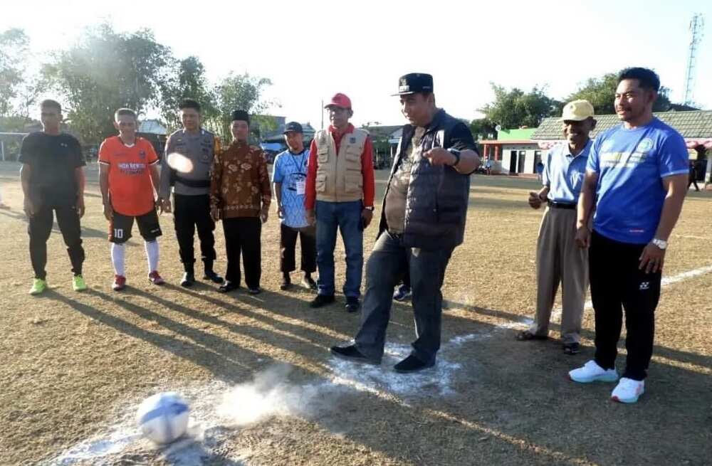 Bupati Maros Meresmikan Turnamen Sepakbola Usia Madya Cup Pabbentengang