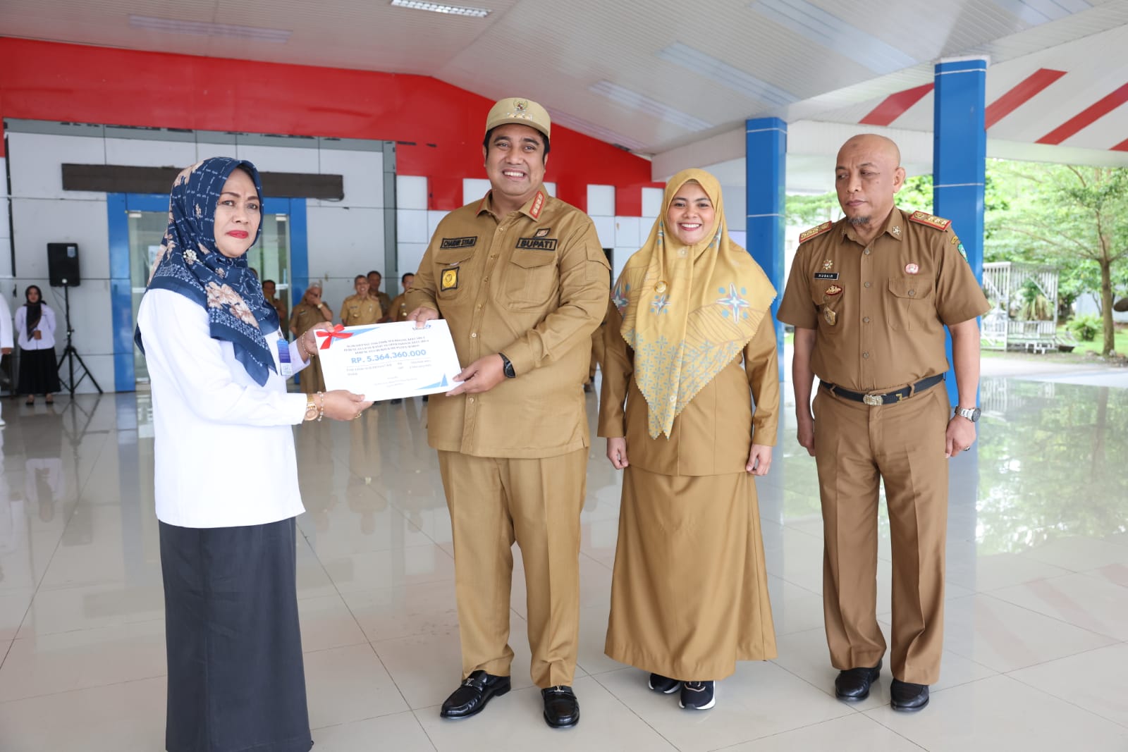 Bupati Maros Mewakili Pemkab Maros Menerima Rincian DAK Rp 5,35 Milyar Dari BKKBN Provinsi
