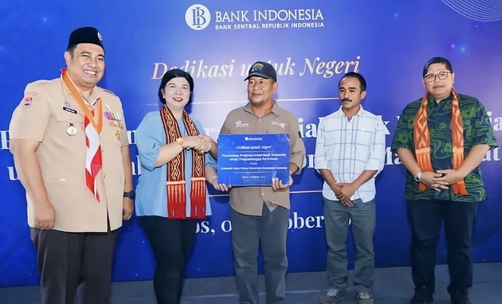 Bupati Maros Saksikan Penyerahan Bantuan Sosial oleh Bank Indonesia