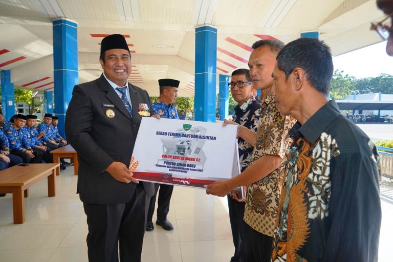 Bupati Maros Serahkan Bantuan Alsintan kepada Kelompok Tani