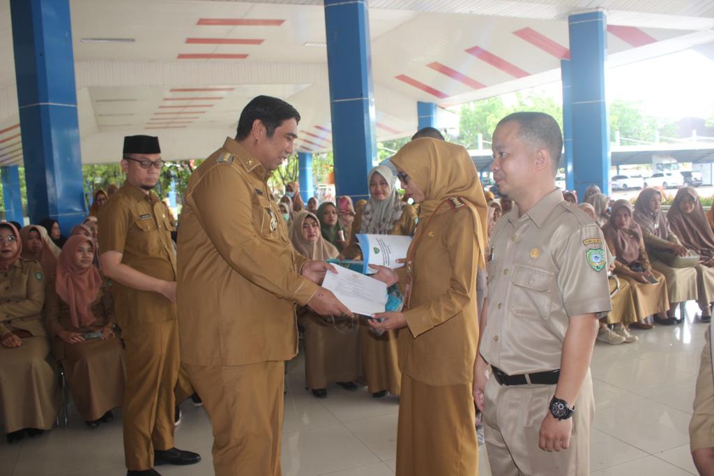 Bupati Maros Serahkan SK Kenaikan Pangkat Pada Ratusan ASN Lingkup Pemkab Maros