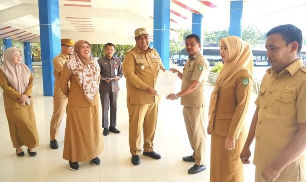 Bupati Maros Serahkan SK Kenaikan Pangkat dan Bantuan untuk Masyarakat