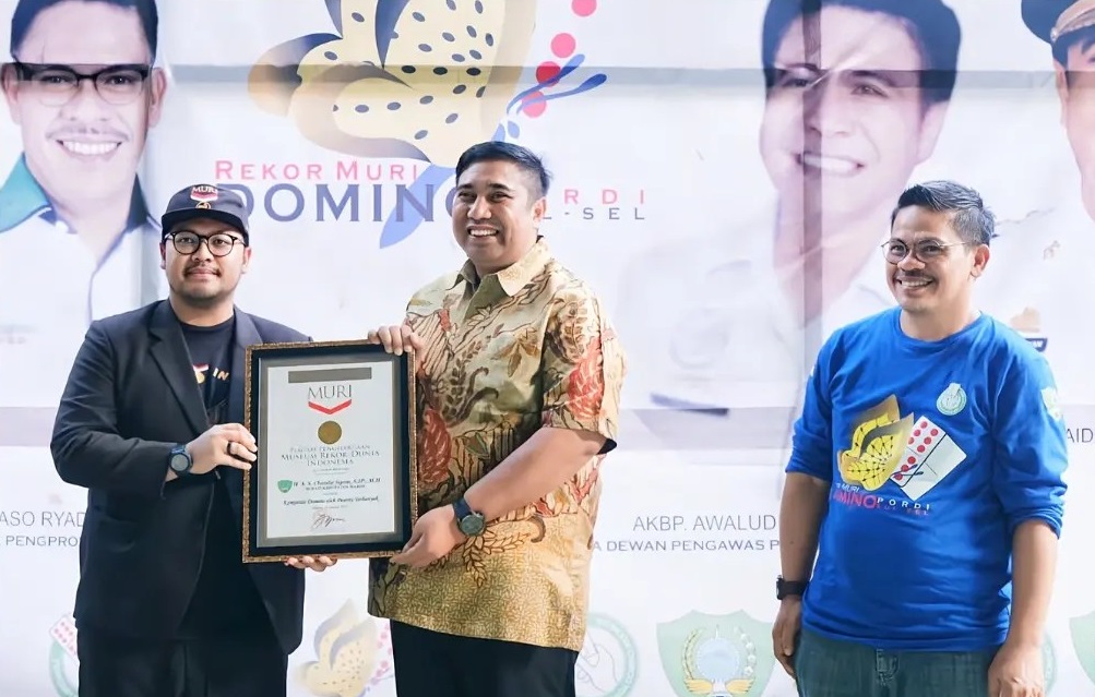 Bupati Maros Terima Penghargaan Museum Rekor Dunia Indonesia