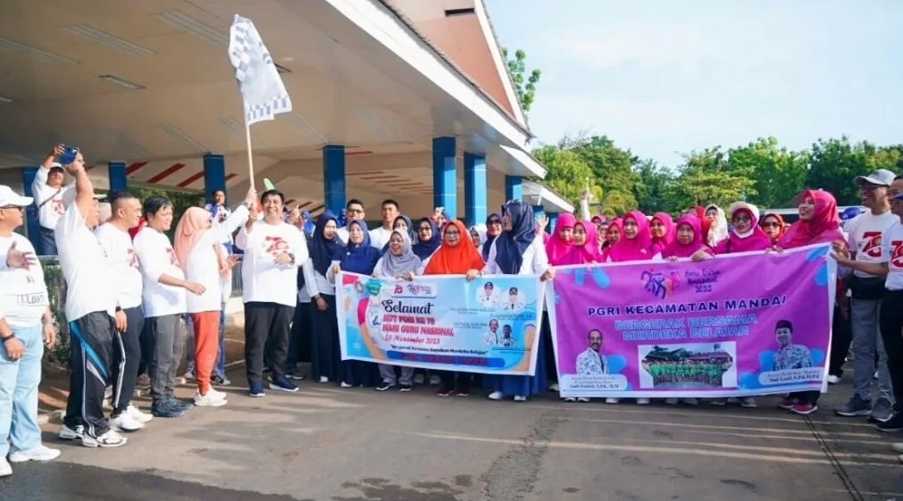 Bupati Maros dan Wabup Meriahkan Hari Guru Nasional dengan Jalan Santai dan Senam Bersama
