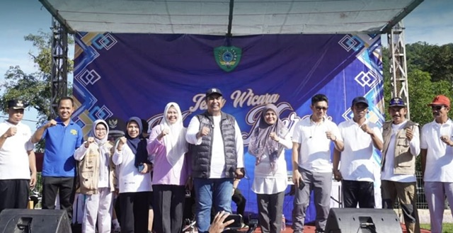 Bupati Maros dan Wakil Bupati Maros Resmi Buka Kegiatan Jalan Santai dan Festival UMKM 14 Kecamatan