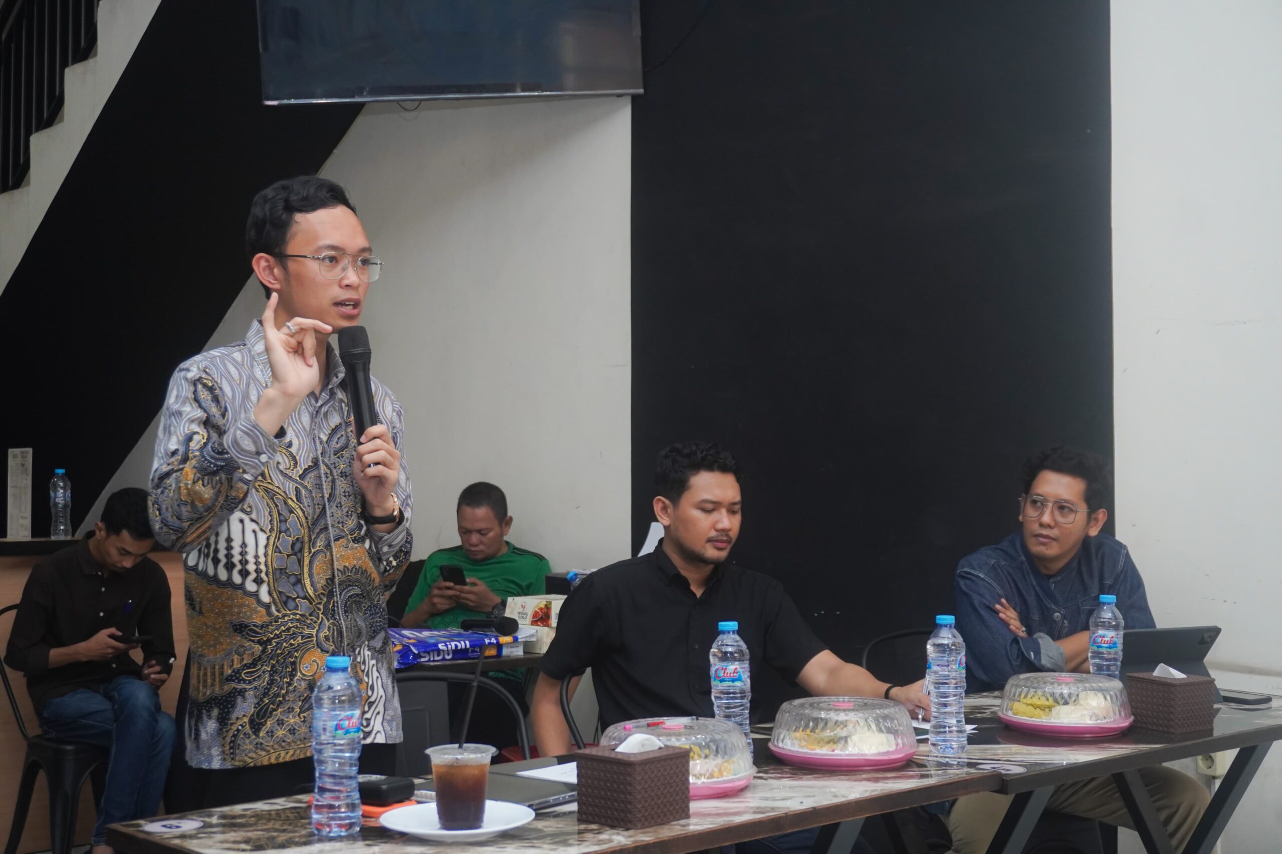 Calon Wakil Wali Kota Makassar Nomor Urut 3 Ilham Ari Fauzi Uskara Saat Acara Dialog Interaktif Bersama Sejumlah Mahasiswa Universitas Negeri Makassar (UNM) Dari Berbagai Jurusan