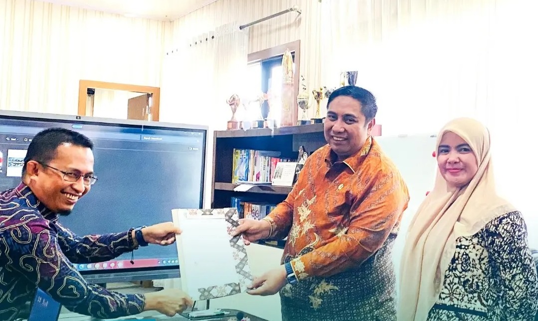 Bupati Maros, H.A.S Chaidir Syam, S.IP., MH, yang didampingi oleh Wakil Bupati Hj. Suhartina Bohari, SE, memimpin Hari ke-2 dari serangkaian Dialog Kinerja OPD di lingkup Pemerintah Kabupaten Maros.
