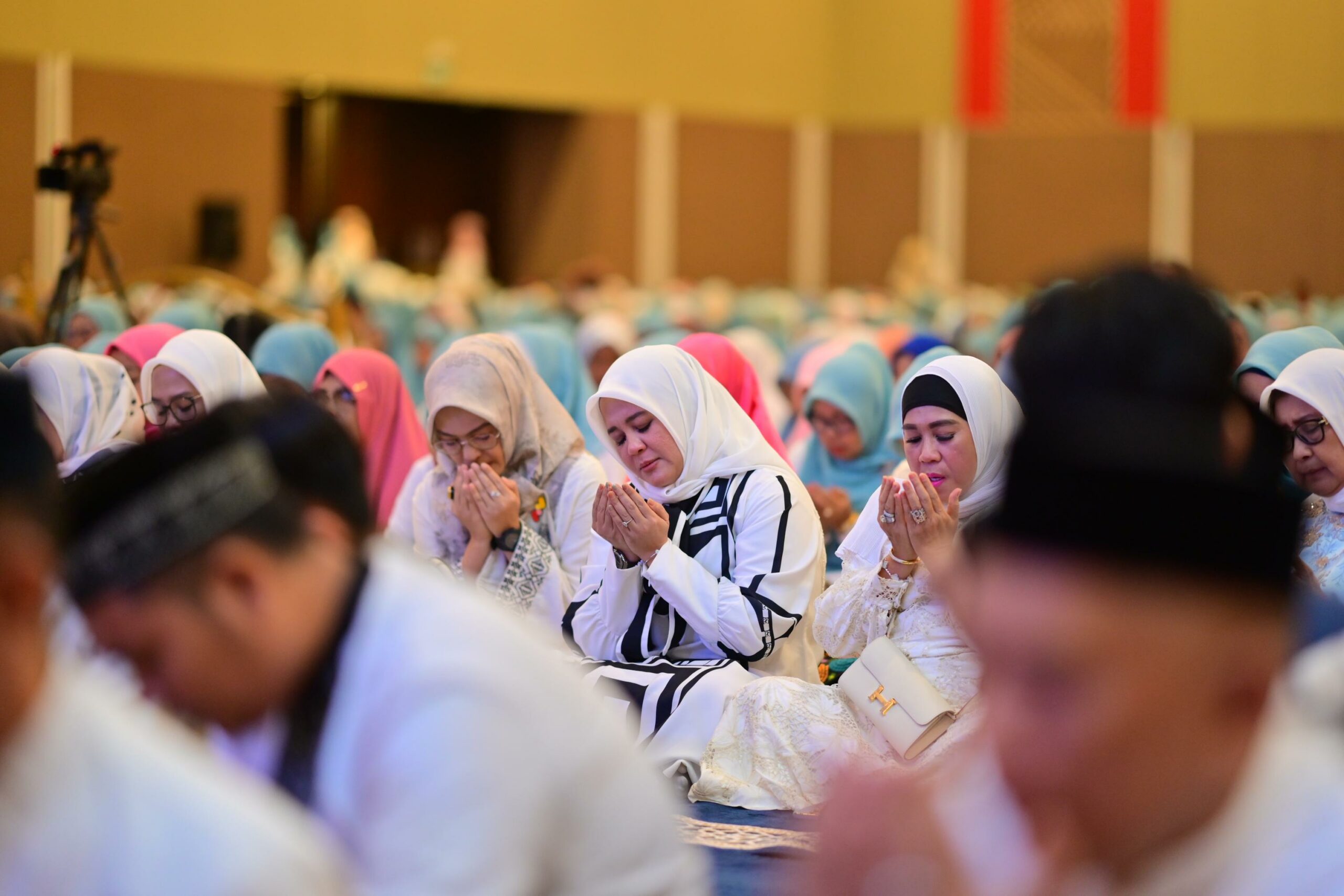 Fatmawati Rusdi Saat Menghadiri Doa dan Zikir Bersama di Makassar