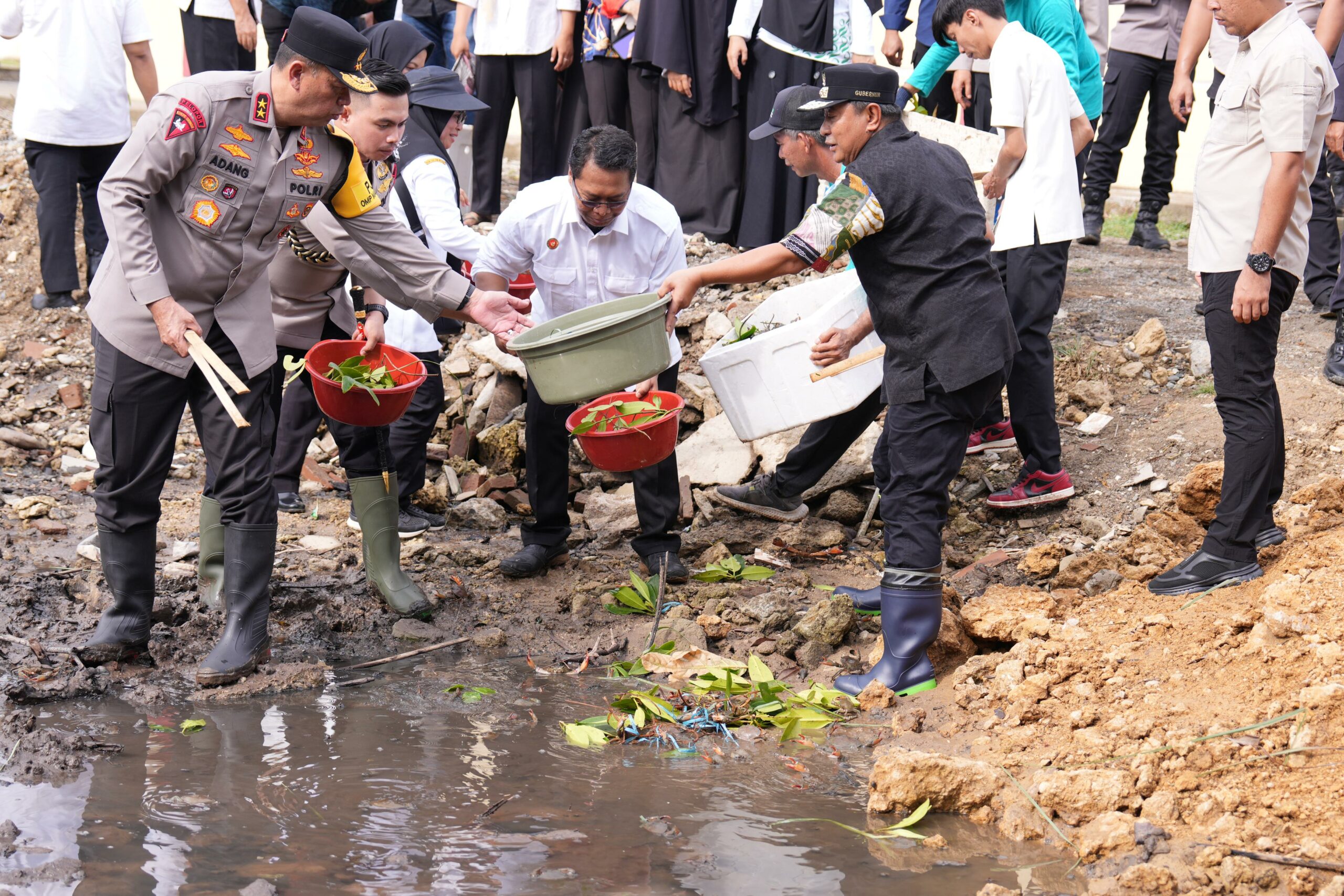 Genjot Ketahanan Pangan, Pj Bahtiar dan Kapolda Sulbar Sebar Benih Kepiting di Mako Brimob