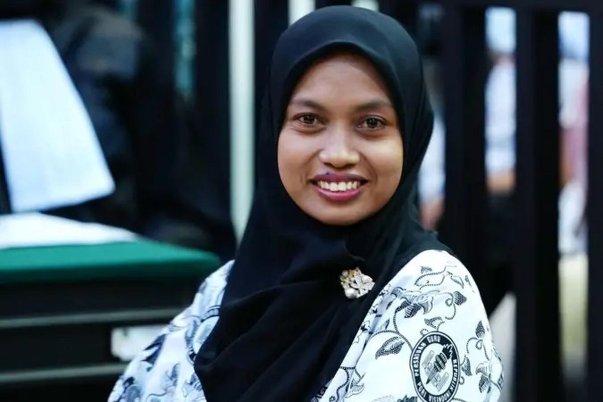 Guru Supriyani Saat Bersiap Menjalani Persidangan di Ruang Sidang Pengadilan Negeri Andoolo Konawe Selatan Sulawesi Tenggara Senin