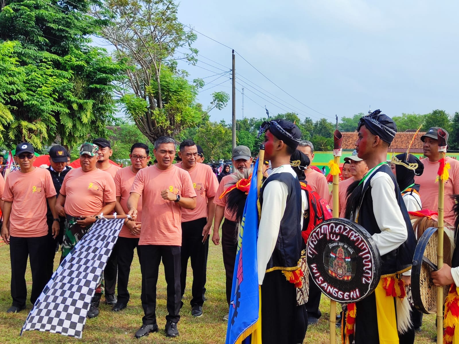 Pj. Bupati Karanganyar yang juga Ketua Majelis Pembimbing Cabang (Mabicab) Gerakan Pramuka Kwarcab Karanganyar, Timotius Suryadi melepas pemberangkatan kegiatan Napak Tilas Perjuangan Pahlawan Joko Songo pada Rabu, 13 November 2024 di Lapangan Wonolopo, Kecamatan Tasikmadu, Karanganyar.