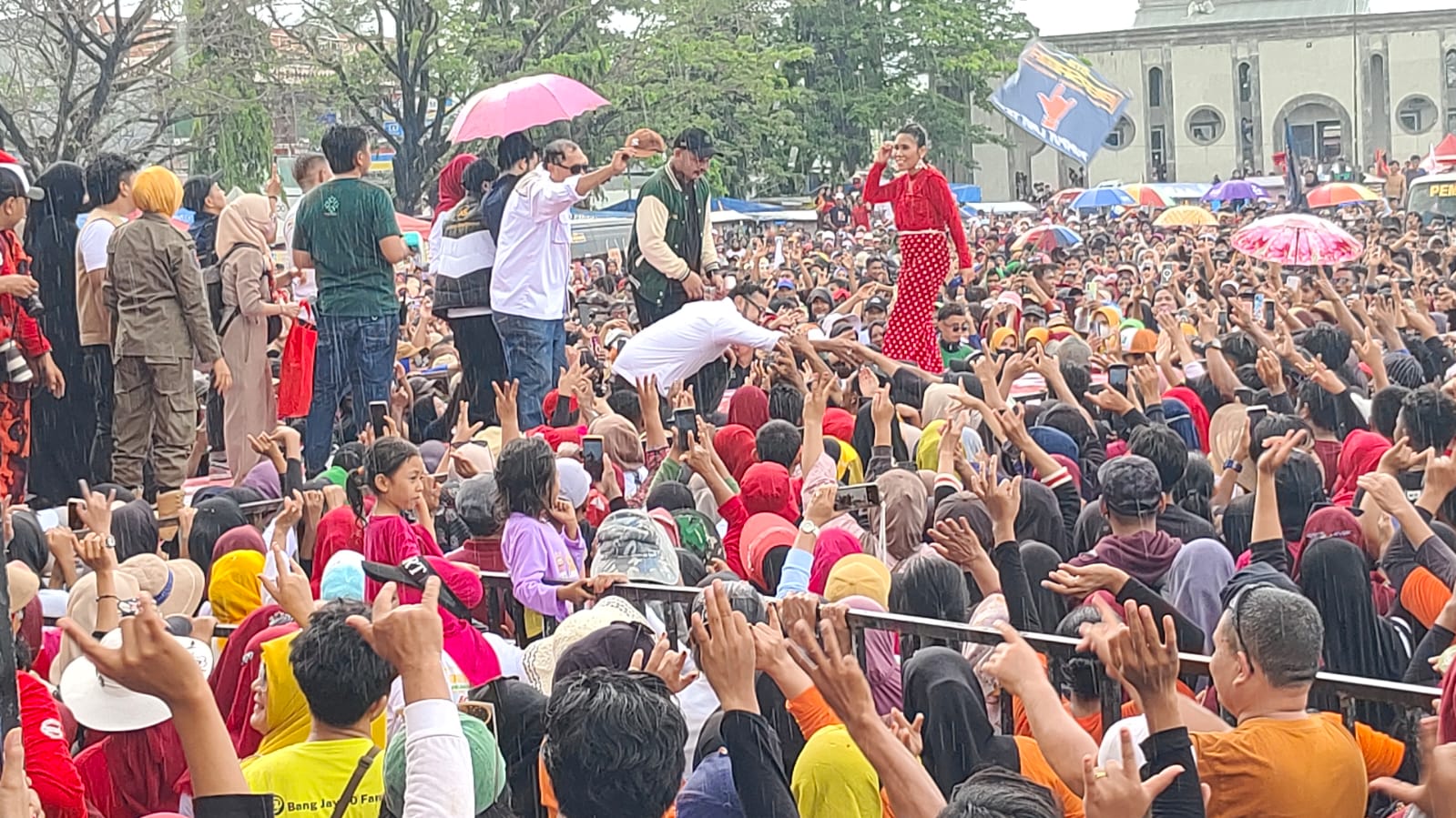 Pecah! Kampanye Akbar Sarif-Qalby Bak Lautan Manusia di Pastur