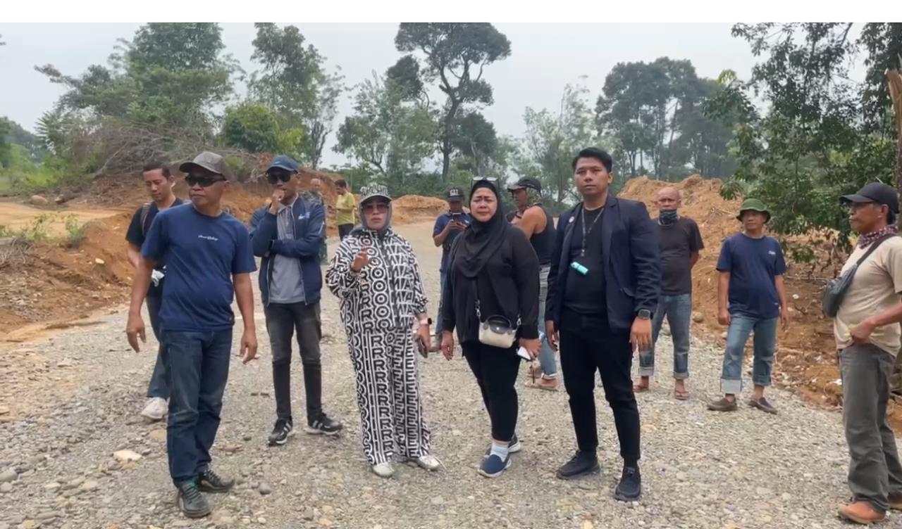 Kuasa hukum PT LPPBJ, Hasidah S. Lipung di Lokasi Tambang Kabupaten Lahat. (Ist)