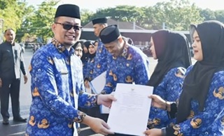 Sekda Maros Serahkan SK Pensiun dan SK PPPK di Hari Kesadaran Nasional