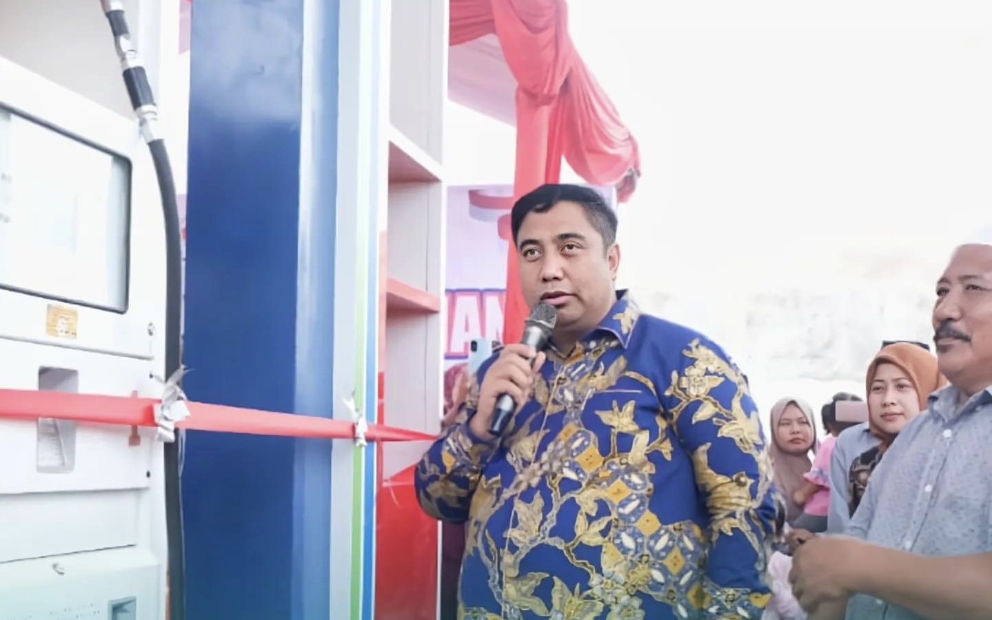 Bupati Maros H.A.S Chaidir Syam, S.IP., MH, secara resmi meresmikan Stasiun Pengisian Bahan Bakar Umum-Nelayan (SPBU-N) di Desa Tekolabbua. (Ist)