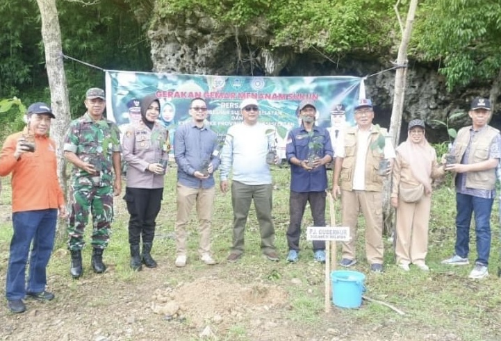 Penanaman Bibit Pohon Sukun Bersama Sekretaris Daerah dan Penjabat Gubernur Sulsel