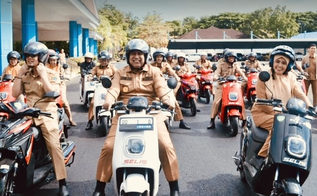 Bupati Maros Serah Terima Kendaraan Oprasional Motor Listrik