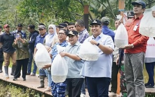 Bupati Maros Dampingi PJ. Gubernur Taburkan Benih Ikan di Taman Wisata Karst Rammang-Rammang