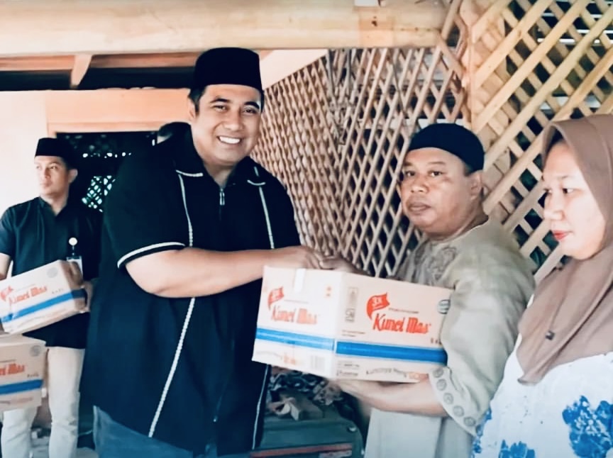 Bupati Maros Menyerahkan Bantuan Zakat Maal di Dusun Ara