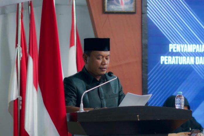 Kabag Umum di Sekretariat DPRD Sulbar Bacakan Kesepakatan Bersama Ranperda RPJPD 2025-2045 dalam Sidang Paripurna