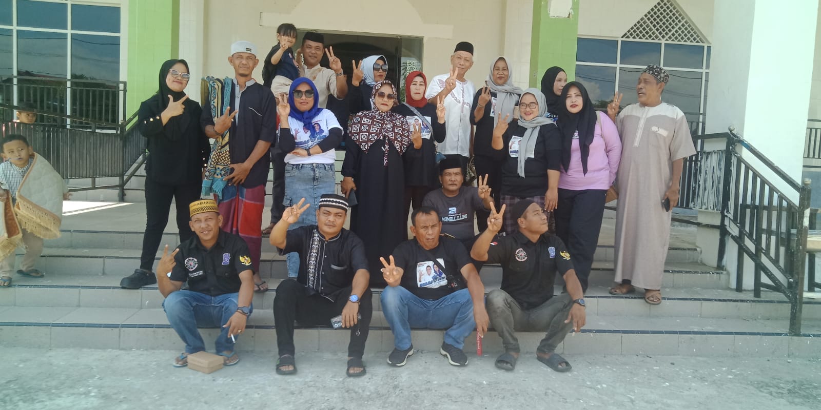 Kebahagiaan Jumat Berkah, Relawan Besti Berbagi Ratusan Kotak Snack