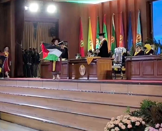 Mahasiswa Unpad Bentangkan Bendera Palestina Saat Wisuda