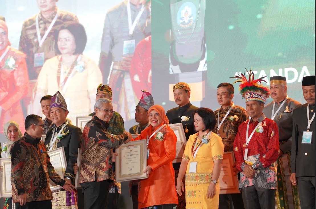 Maros Raih Penghargaan Kabupaten Kota Sehat dan Sanitasi Total Berbasis Masyarakat Award 2023