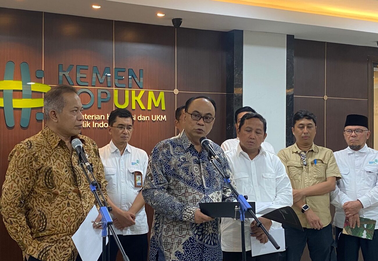 Menteri Koperasi Budi Arie Setiadi dan Wakil Menteri Fery Juliantono Saat Konferensi Pers di Kantor Kementerian Koperasi