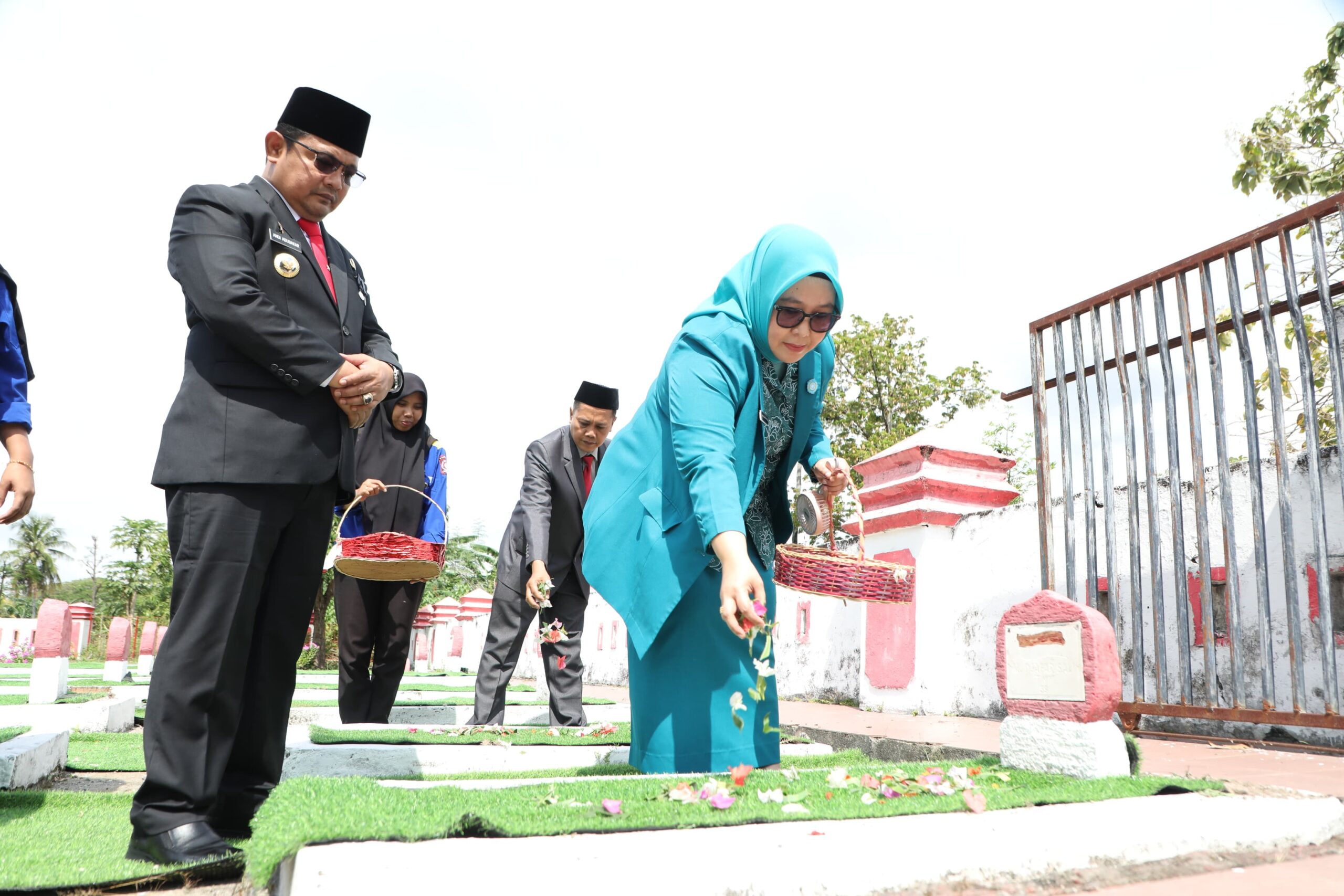 PJ Bupati Bantaeng Saat Prosesi Tabur Bunga di Taman Makam Pahlawan