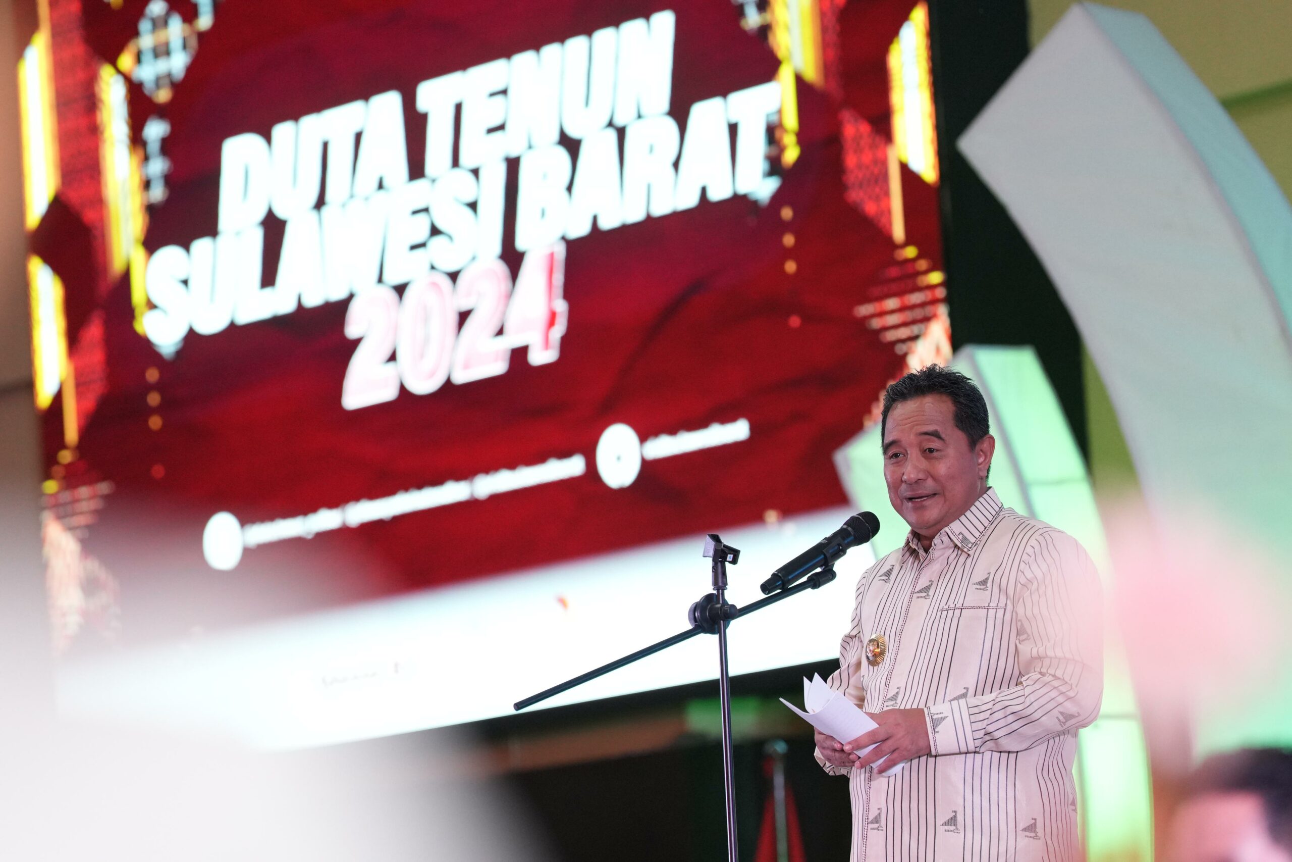 PJ Gubernur Bahtiar Ajak Warga Promosikan Tenun Sulbar Ke Dunia Internasional