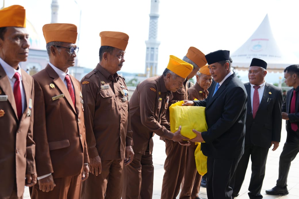 PJ Gubernur Sulbar Serahkan Penghargaan Pada Veteran : Kenang Jasa Pahlawan
