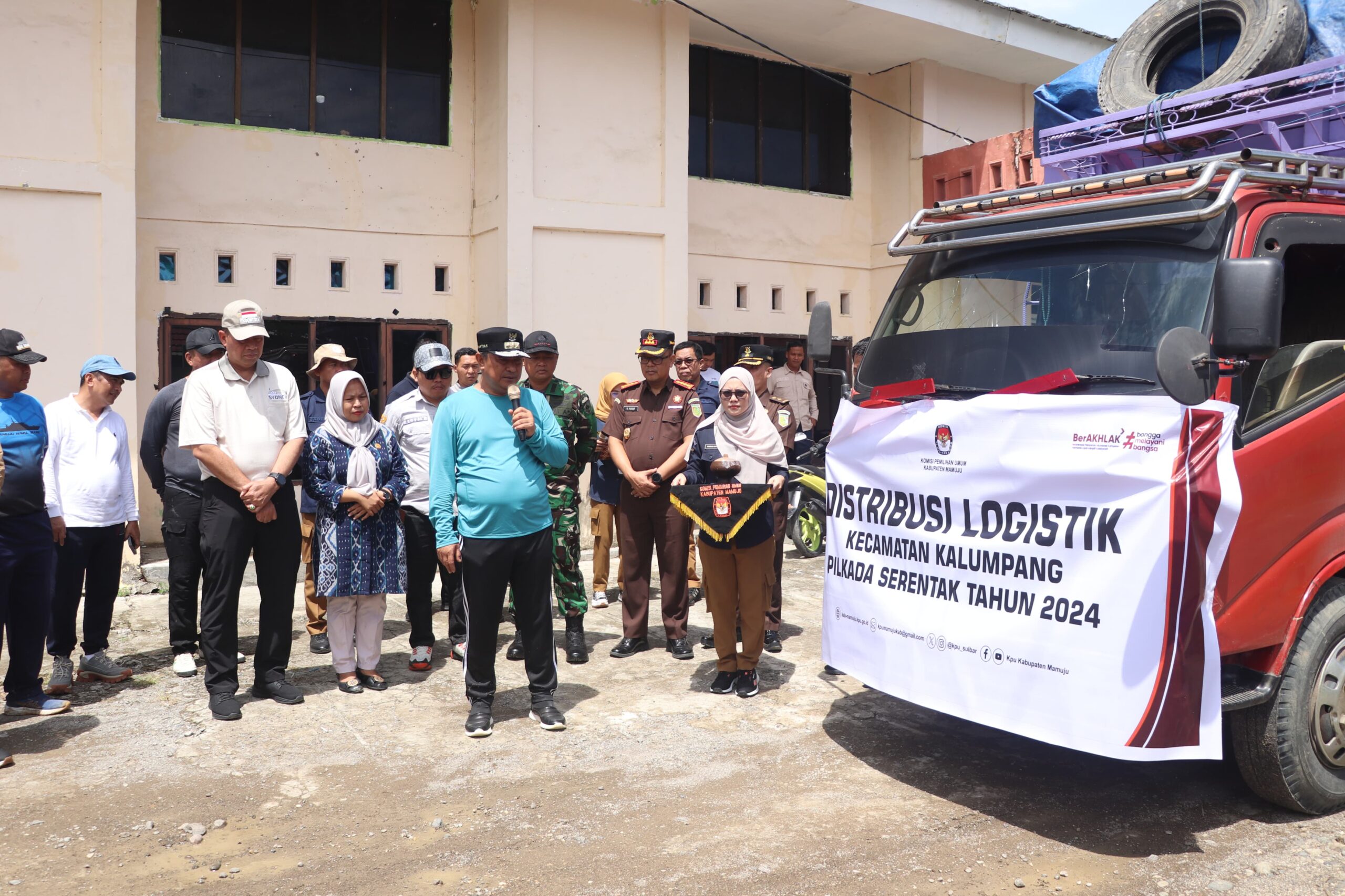 PJ Gubernur Sulbar Lepas Logistik Pilkada, Pastikan Distribusi Lancar