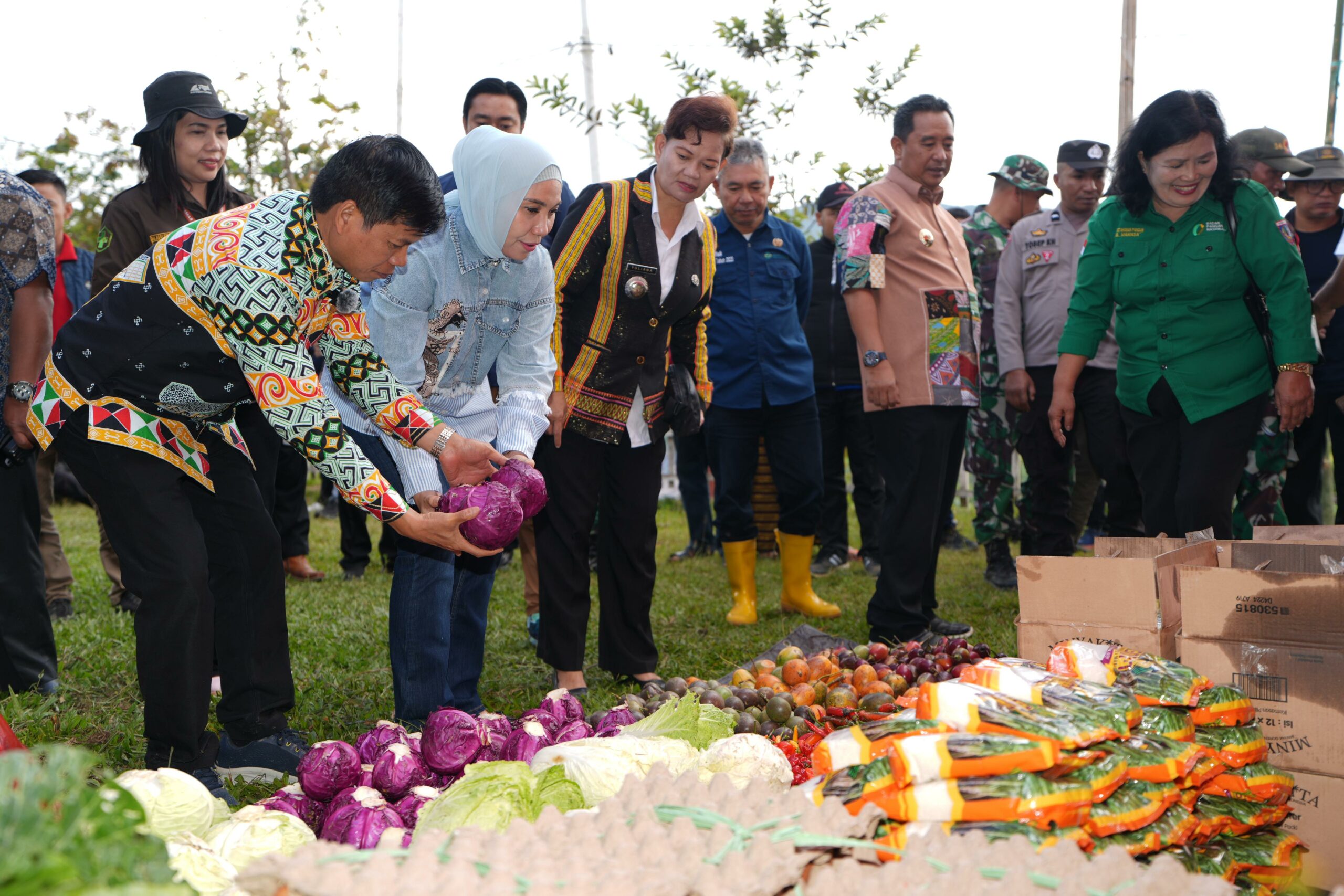 PJ Ketua PKK Sulbar Saksikan Gerakan Pangan Murah di Nosu : Ringankan Beban Masyarakat