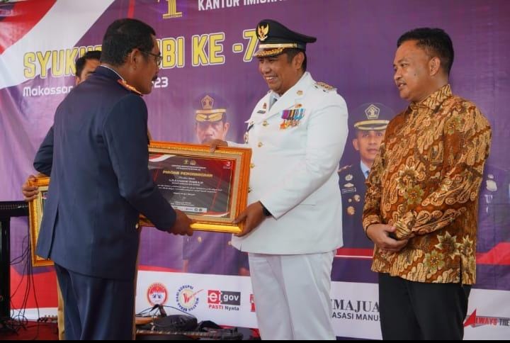 Pemkab Maros Terima Penghargaan Dari Kemenkumham