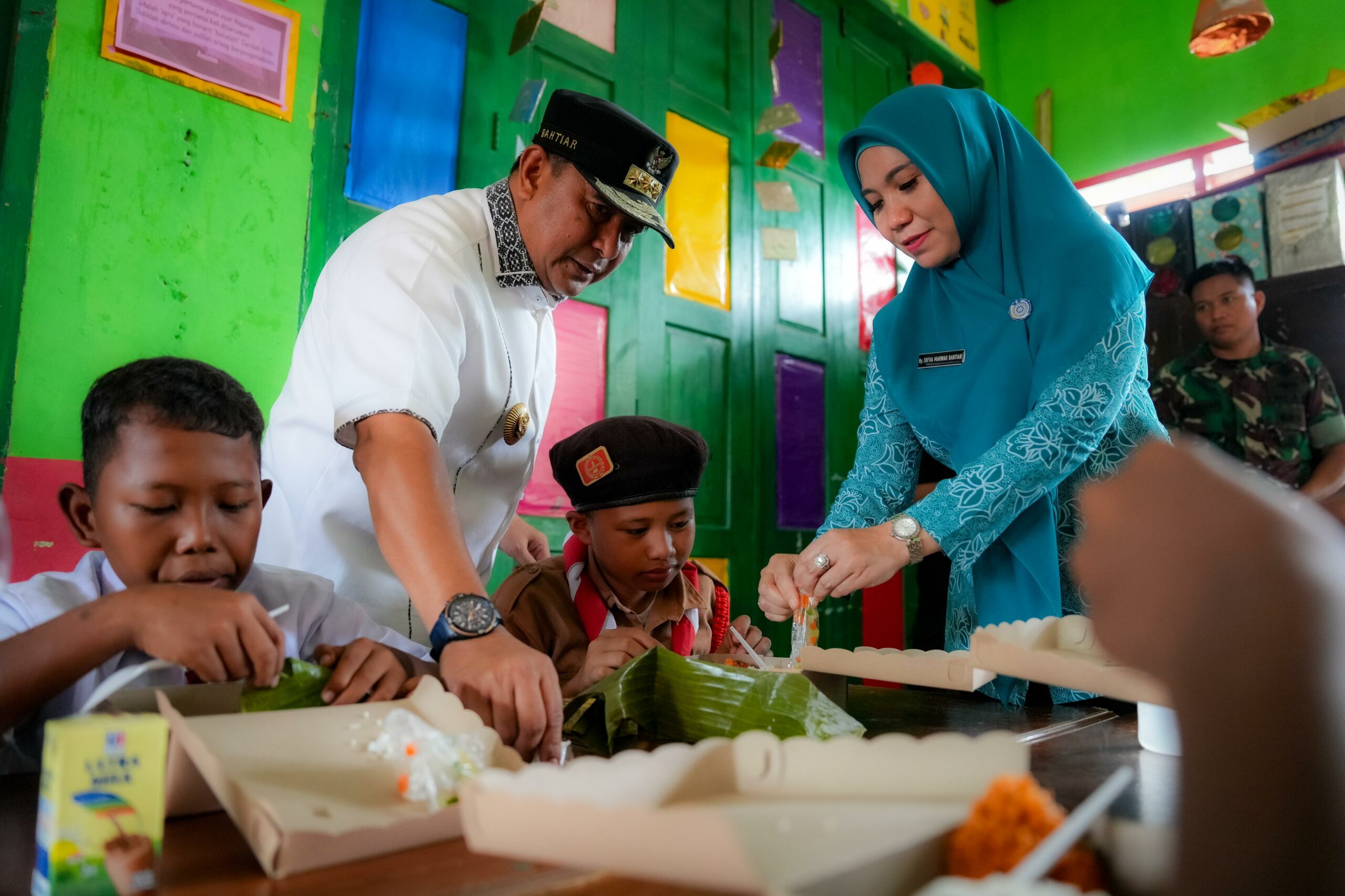 Pj Bahtiar Uji Coba Makan Bergizi Gratis di SD dan SMP Pasangkayu Sulbar