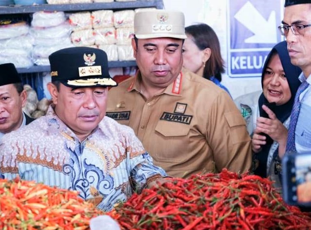 Pj Gubernur Sulsel Bersama Pasangan Keren Kunjungi Pasar Bapok di Maros