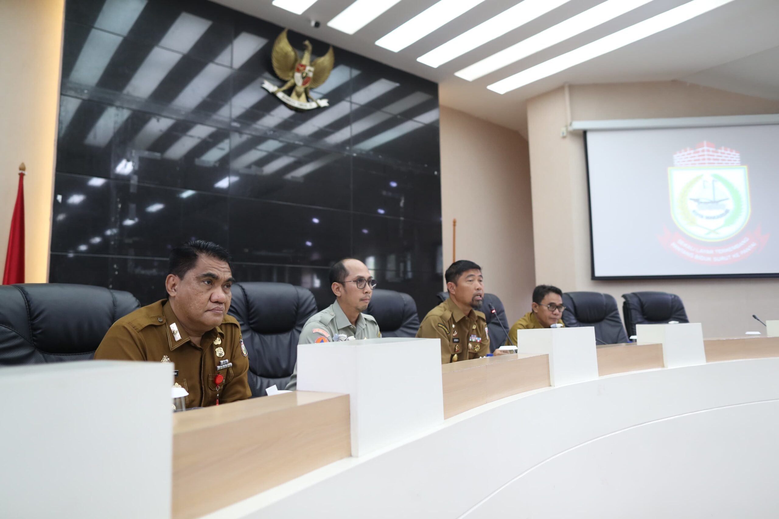 Pjs Wali Kota Makassar Saat Pimpin Rapat Kordinasi Persiapan Musim Hujan Bersama Seluruh OPD dan Lurah Se-Kota Makassar
