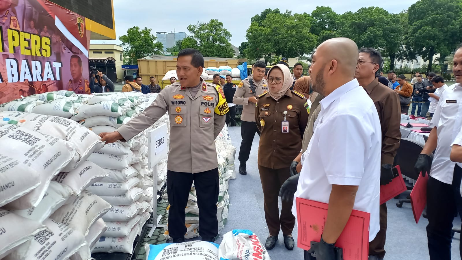 Polisi Bongkar Sindikat Penimbun Pupuk Bersubsidi 33 Ribu Ton di Jabar