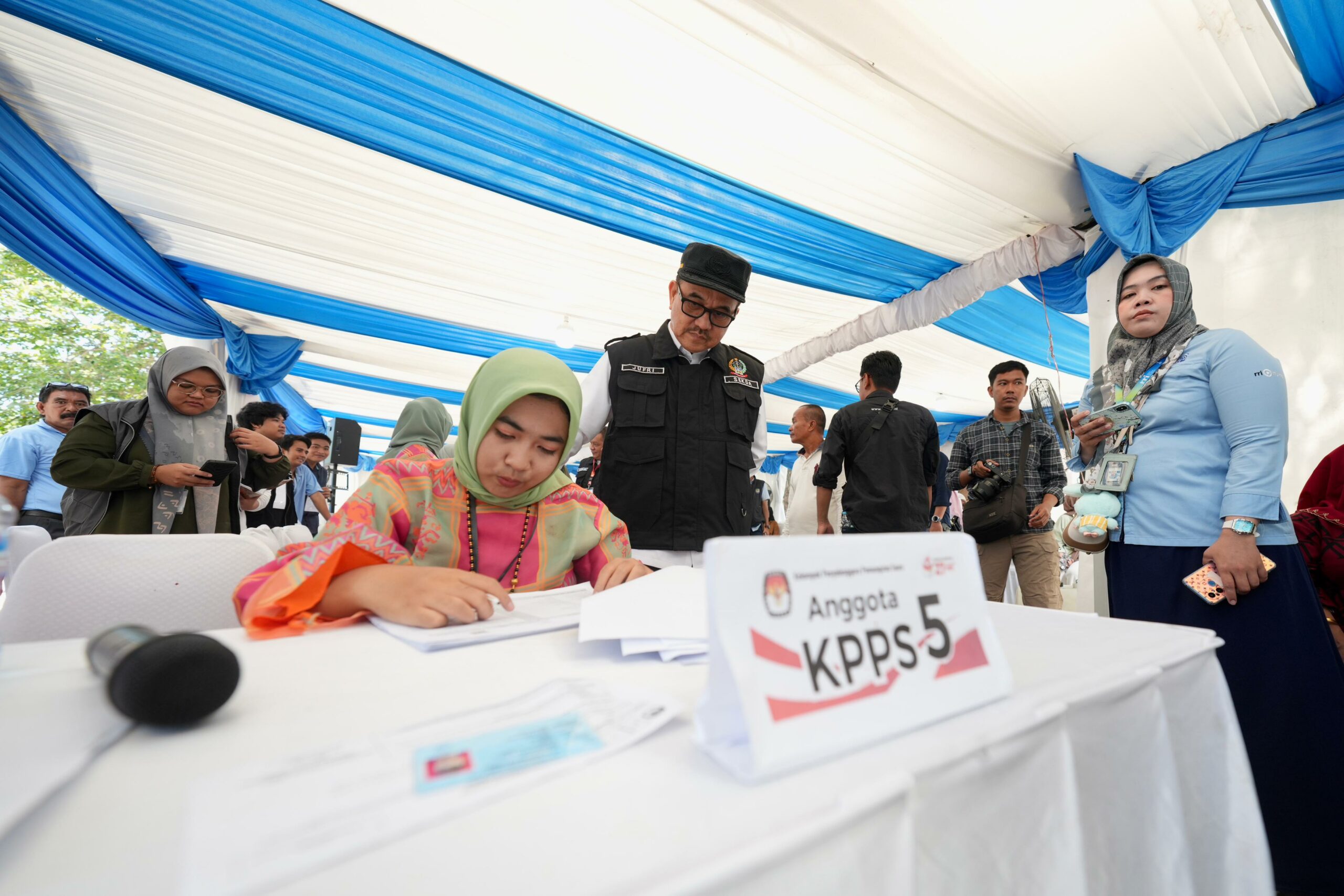 Sekda Sulsel Jufri Rahman Saat Meninjau Pelaksanaan Pencoblosan Pilkada di Gowa
