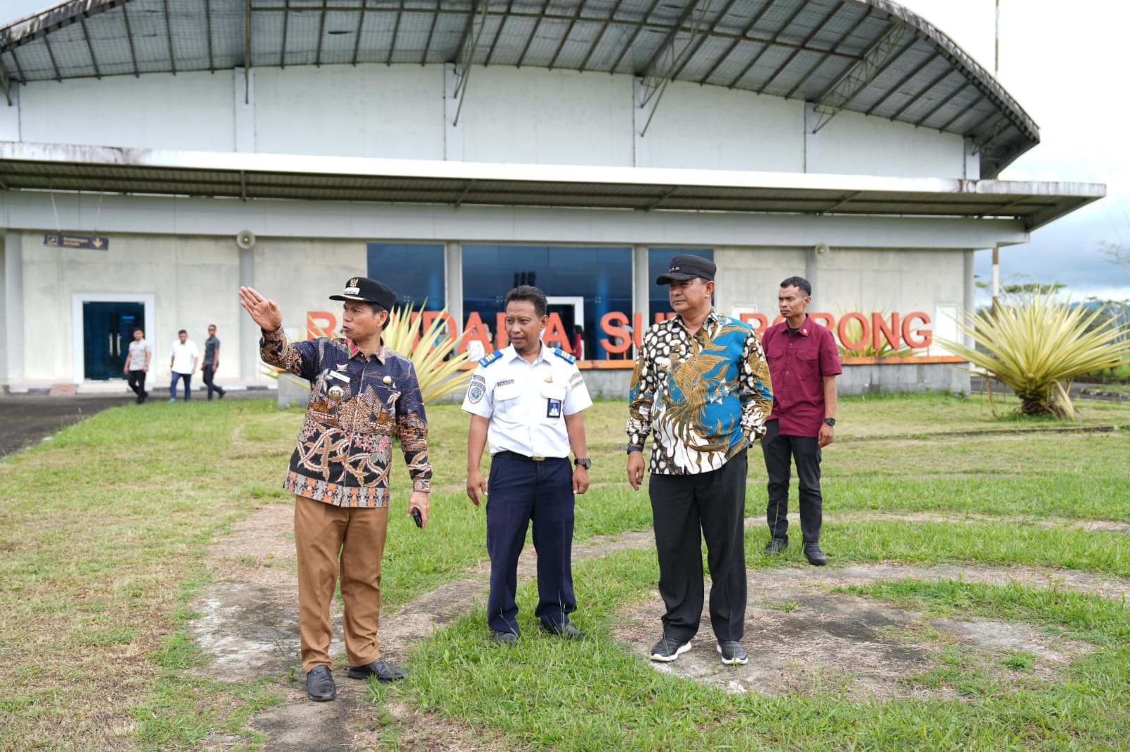 Tinjau Bandara Sumarorong, Bahtiar Bahas Penerbangan Mamasa – Toraja dan Mamuju