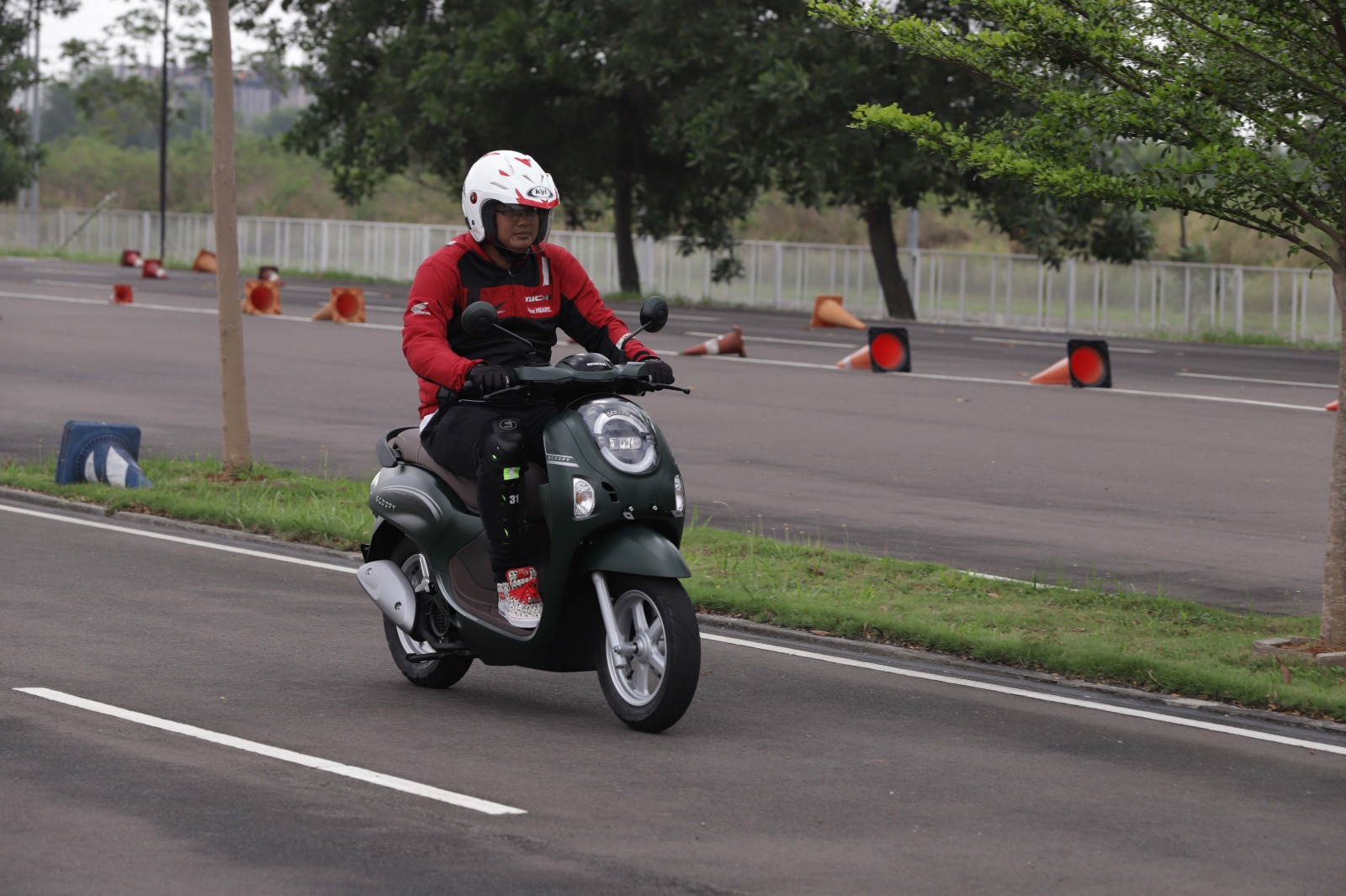 Tips Berkendara Sepeda Motor saat Hujan Oleh Asmo Sulsel