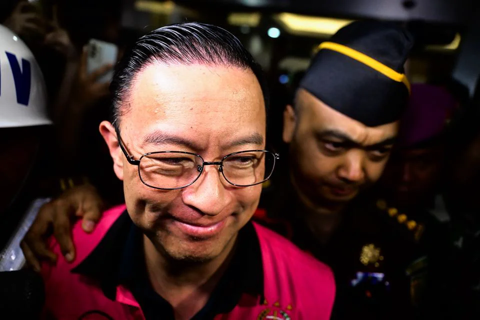 Tom Lembong Saat Berjalan Mengenakan Rompi Tahanan Usai Ditetapkan Sebagai Tersangka Kasus Dugaan Korupsi Impor Gula