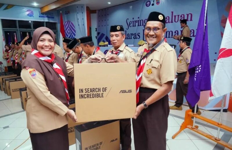 Wakil Bupati Maros Sekaligus Ketua Kwarcab Gerakan Pramuka Maros Serahkan Pernagkat Komputer Pada Seluruh Kwatir Ranting