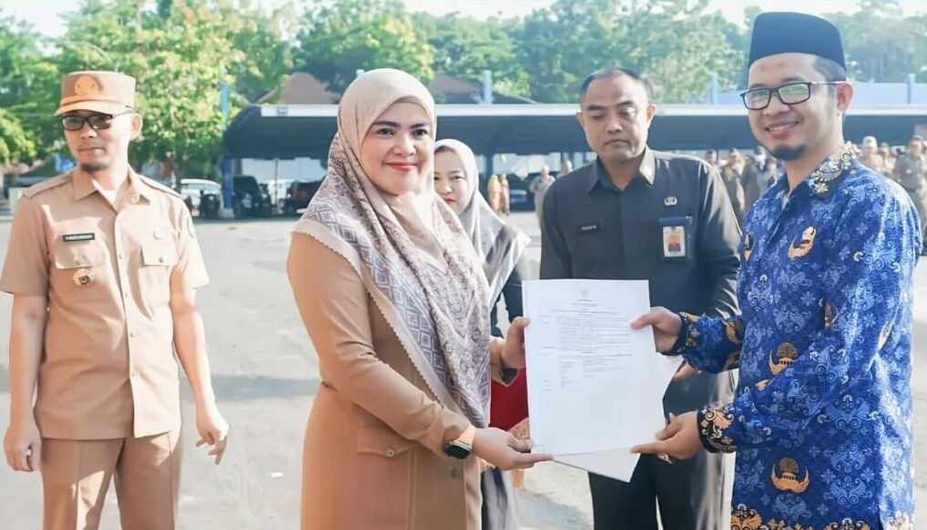 Wakil Bupati Maros Serahkan SK PPPK Kepada Pegawai Baru