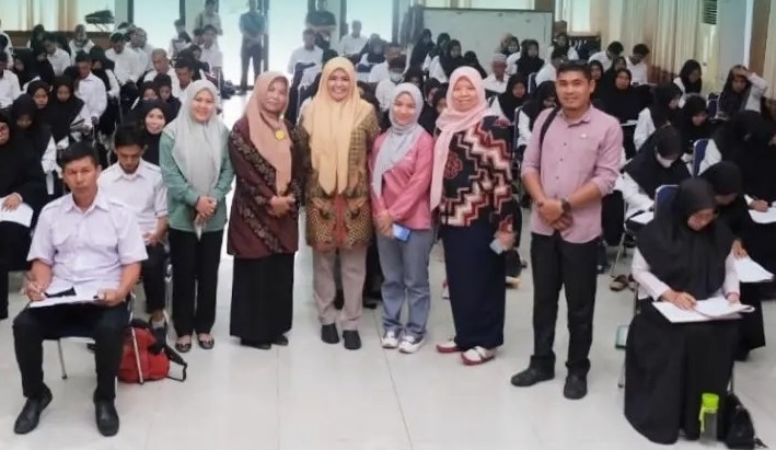 Wakil Bupati Maros, Hj. Suhartina Bohari, SE, melakukan peninjauan langsung terhadap pelaksanaan tes kesehatan jiwa bagi Calon Pegawai Pemerintah Dengan Perjanjian Kerja (PPPK) Formasi Guru Tahun 2023 di Kabupaten Maros. (Ist)