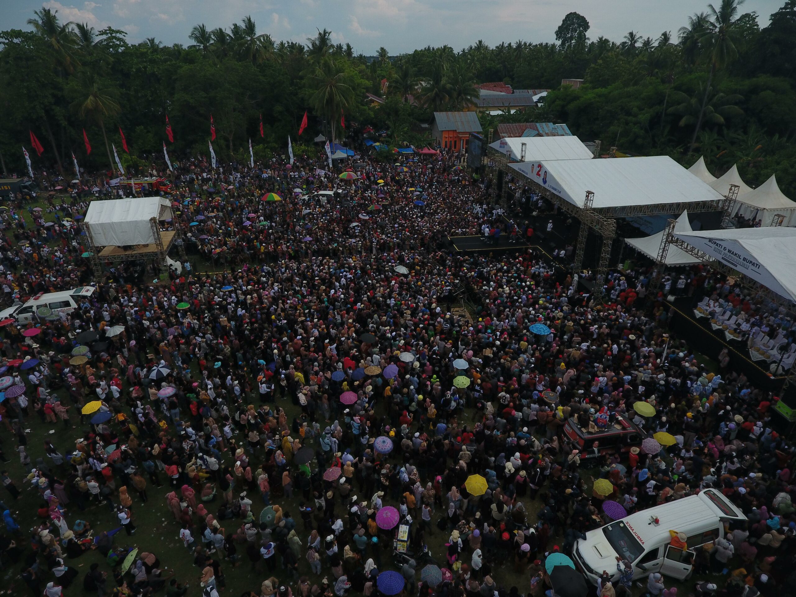 Calon Bupati dan Wakil Bupati, Andi Bebas Manggazali dan Siti Rahmawati menggelar kampanye akbar di lapangan Bumiayu. (Ist)