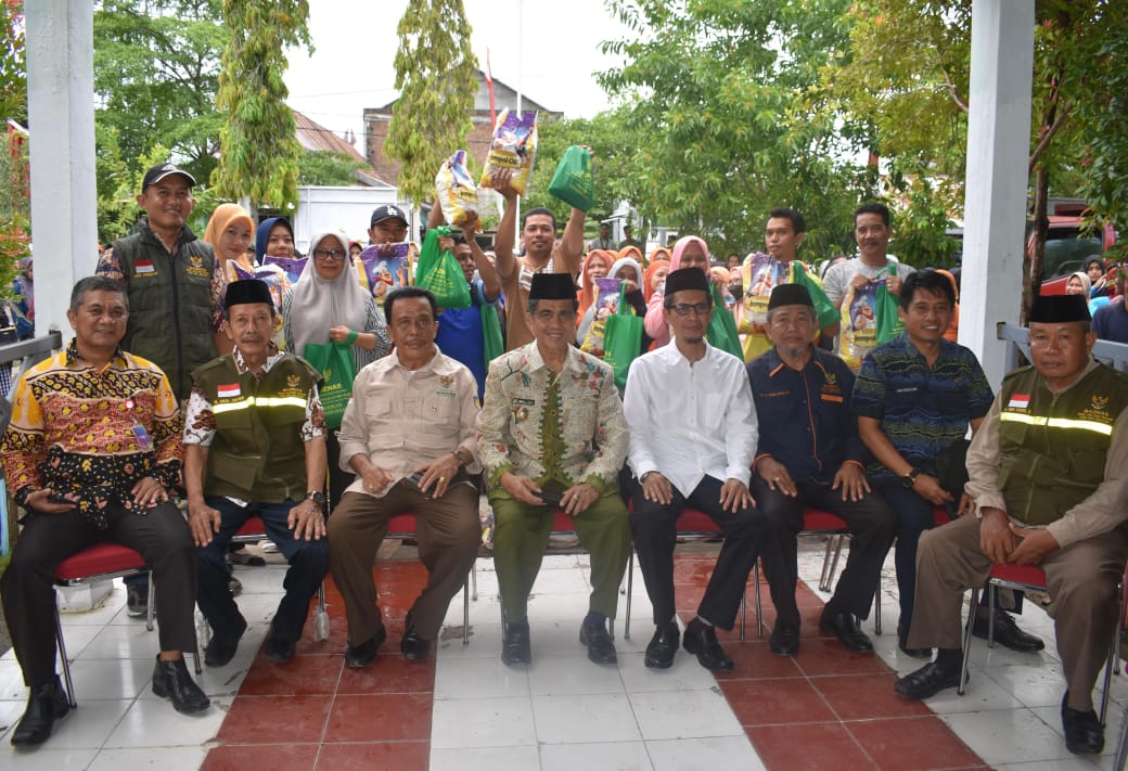 HUT 419 Kabupaten Selayar: Baznas-IKA Smansa Beri Bantuan Bahan Pokok untuk Petugas Kebersihan
