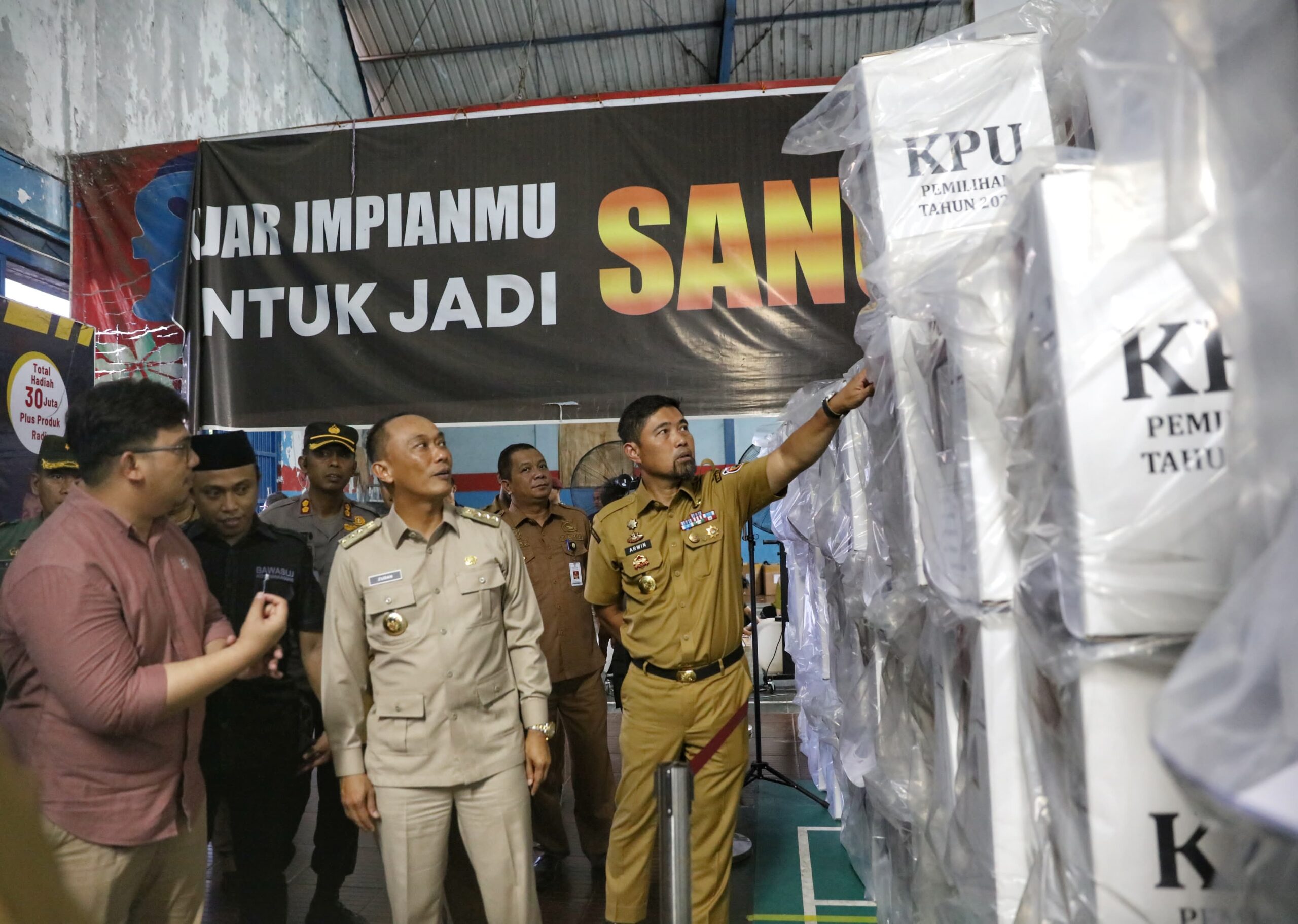 Pjs Wali Kota Makassar Bersama PJ Gubernur Sulsel Tinjau Gudang Logistik KPU