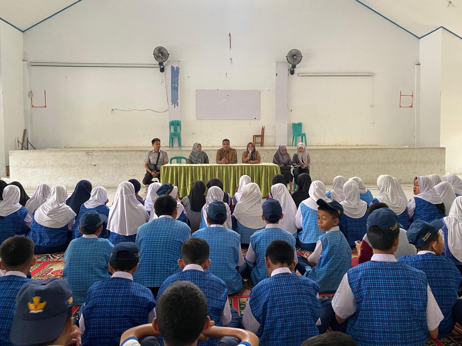 Bangun Generasi Cerdas Digital: Kominfo Makassar Goes to School di SMP 7